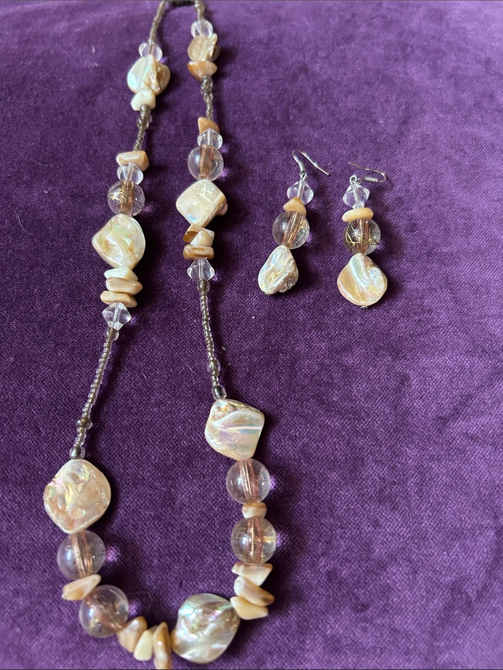 Necklace and earrings set with shell details